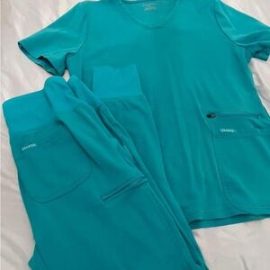 Jaanuu XL scrub top and large pants